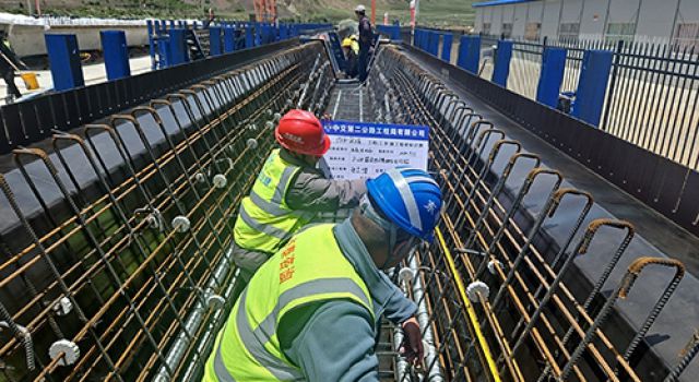 川藏公路G318線提質(zhì)改造工程戛日松多至左貢縣段（東達山越嶺）、左貢過境段項目首件20m預(yù)制箱梁順利預(yù)制完成