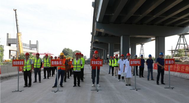 日照市南沿海公路日鋼段高架工程組織安全生產(chǎn)暨防汛防臺(tái)風(fēng)應(yīng)急演練活動(dòng)